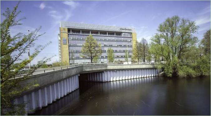 Ein Gebäude mit einem Glasgewächshaus auf dem Dach