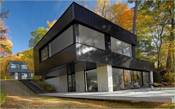 Schöne Aussicht auf das Cantilever Lake House im Herbst