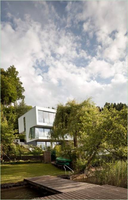 Schneeweißes Haus am See von Spado Architects, Kärnten, Österreich