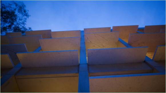 Die Marmorplatten des Cottage in Sydney - Blick von unten am Abend